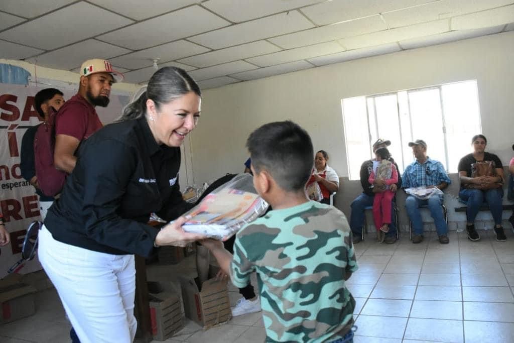 Rosana Díaz visitó municipios e hizo la entrega de útiles escolares