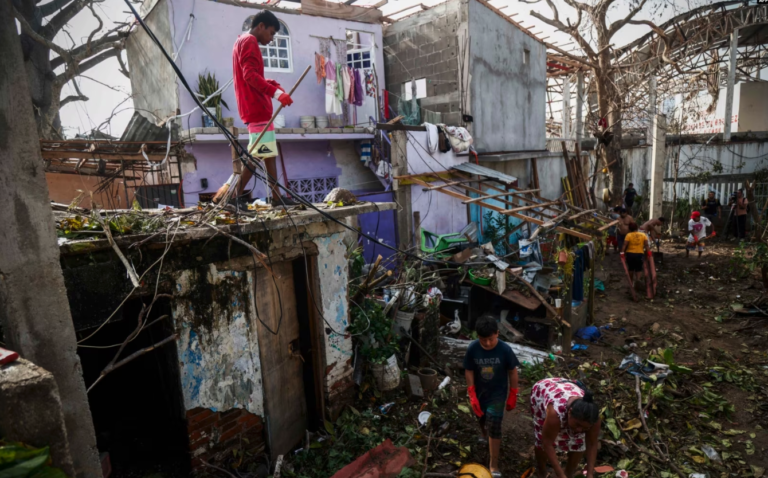 Aumenta a 48 el número de muertos por el huracán Otis en México
