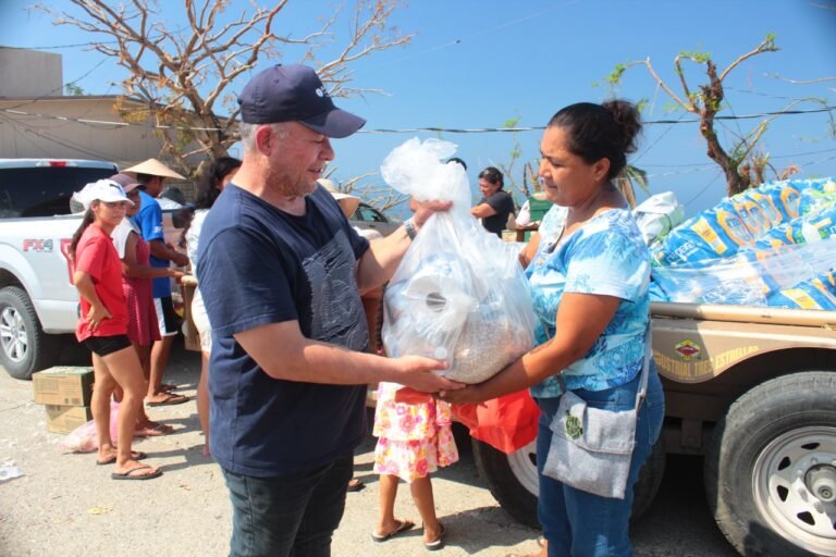 Brinda Ismael Pérez ayuda humanitaria en Acapulco tras Huracán