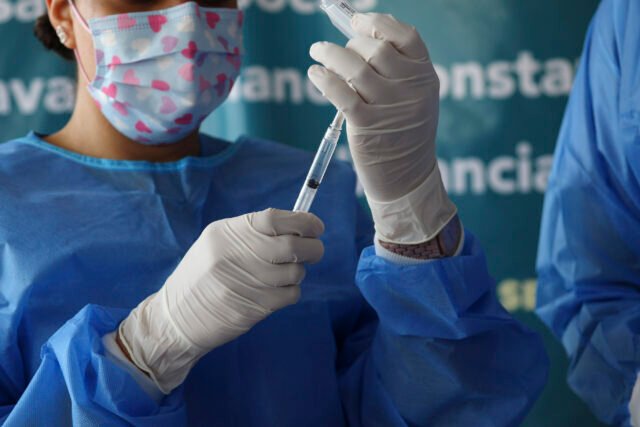 210427_listo_el_proceso_de_vacunacion_para_trabajadores_de_la_udeg_ilg-1