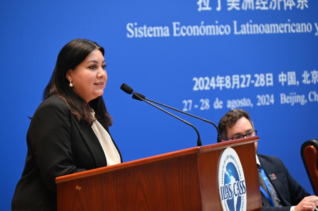 Gloria Dolores Alvarenga, directora de Integración, Acceso y Seguridad Energética de la Organización Latinoamericana de Energía (OLADE) da un discurso en el primer Foro Desarrollo de China-América Latina y el Caribe, en Beijing, China, el 28 de agosto de 2024. (Xinhua)