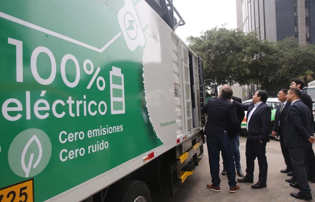 Personas observan un camión eléctrico durante la ceremonia de presentación de la flota de camiones y vehículos eléctricos de la marca china JAC adquirida por Luz del Sur, en Lima, Perú, el 22 de julio de 2024. (Xinhua)