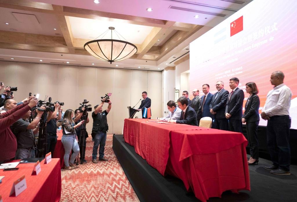 Los representantes de medios de comunicación trabajan durante el Encuentro de Negocios y Ceremonia de Firmas entre empresas de China y Honduras, en Tegucigalpa, Honduras, el 24 de agosto de 2024. (Xinhua)