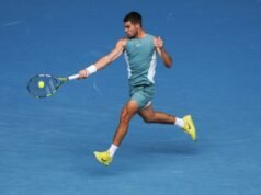Alcaraz luce su ‘cañón’; avanza rápido en Australia