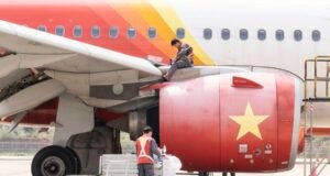Empleados trabajan en un avión de entrada en una base única de mantenimiento de aeronaves del Puerto de Libre Comercio de Hainan en Haikou, provincia de Hainan, en el sur de China. (Xinhua)
