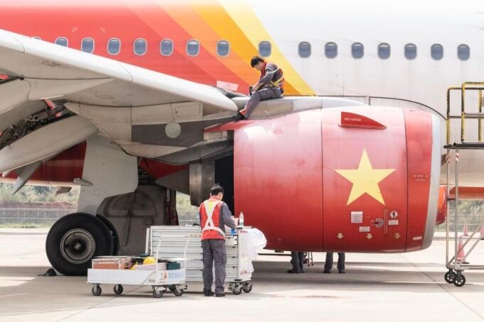 “Dos sesiones” de China se perfilan como un espacio de apuesta al multilateralismo y la cooperación global Empleados trabajan en un avión de entrada en una base única de mantenimiento de aeronaves del Puerto de Libre Comercio de Hainan en Haikou, provincia de Hainan, en el sur de China. (Xinhua)