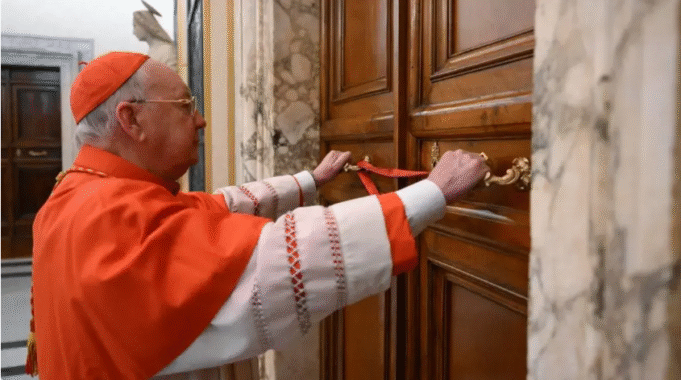 Sellan puertas del departamento papal tras fallecimiento del Santo Padre