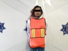 Detienen a dos sujetos por robo con violencia a bordo de un vehículo