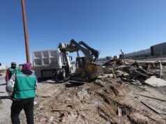 Retiran estructura comercial en camellón de la prolongación De las Torres