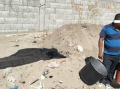 Sorprenden a Cochino de la Semana vertiendo aceite quemado en la vía pública