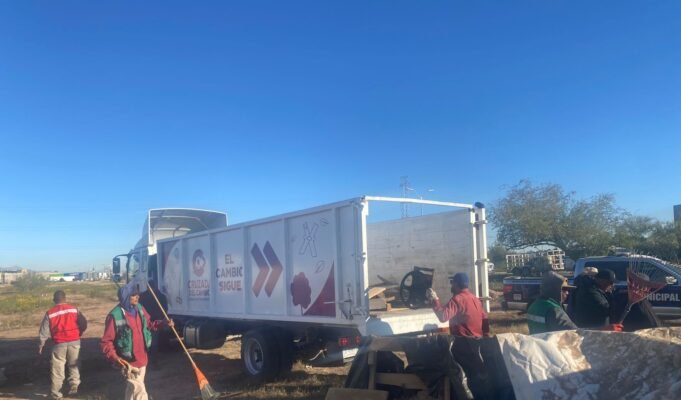 Atienden acumulamiento de tiliches y desechos sobre el bulevar Francisco Villarreal Torres