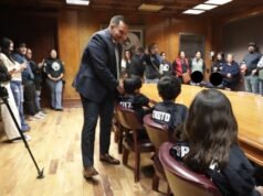 Vistan al alcalde jugadores de las selecciones de Futbol Americano Infantil