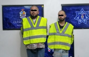 Detienen a dos hombres en posesión de un arma de fuego y cristal