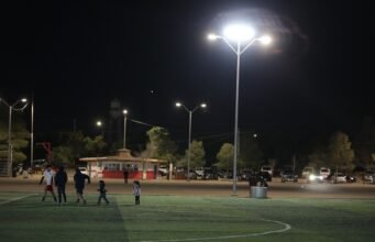 Instala Municipio alumbrado en los campos del Club de Fútbol Veteranos