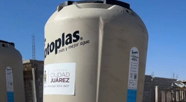 Entrega Desarrollo Social tinacos a vecinos del poniente de la ciudad