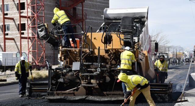 Repavimenta Gobierno Municipal la calle Rubén Posada Pompa