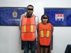 Detienen a pareja sentimental en posesión de armas de fuego a bordo de vehículo con reporte de robo