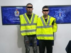 Detienen a dos por homicidio; aseguran arma de fuego y motocicleta