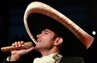 Revive Gerardo Fierro el clásico “Tengo mucho que aprender de ti”