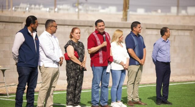 Entregan cancha con pasto sintético a la Escuela Secundaria Federal número 22