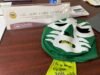 Leyenda de la lucha libre Avispón Verde visita OMEJ y entrega máscara autografiada a Jaime Flores