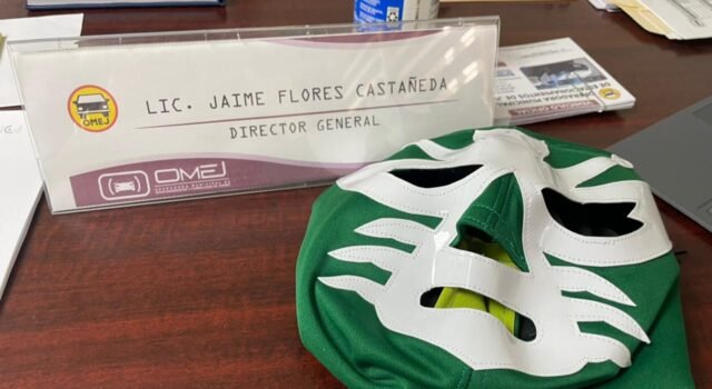 Leyenda de la lucha libre Avispón Verde visita OMEJ y entrega máscara autografiada a Jaime Flores