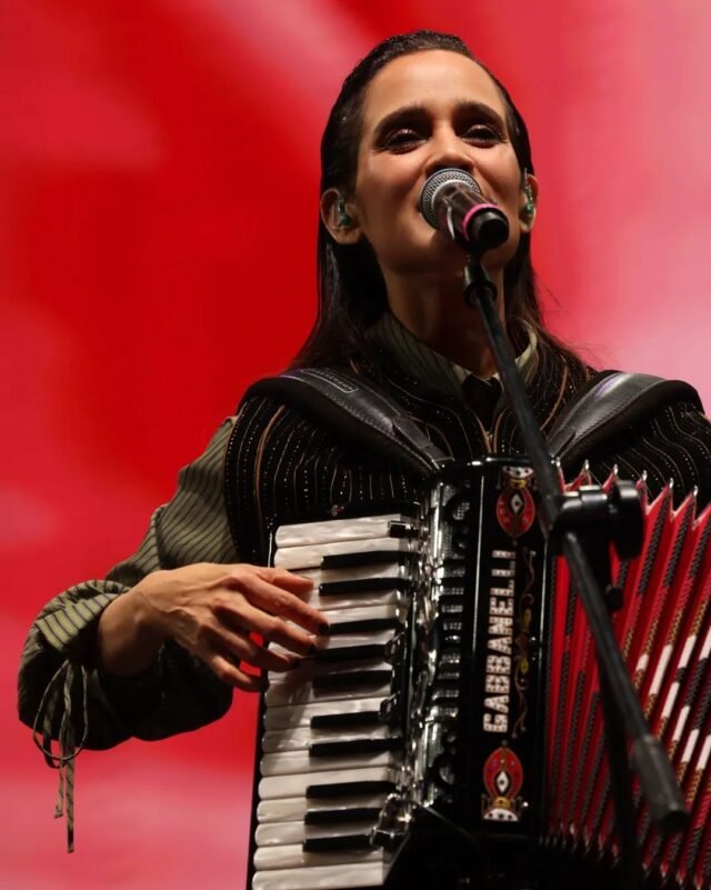 JULIETA VENEGAS 2