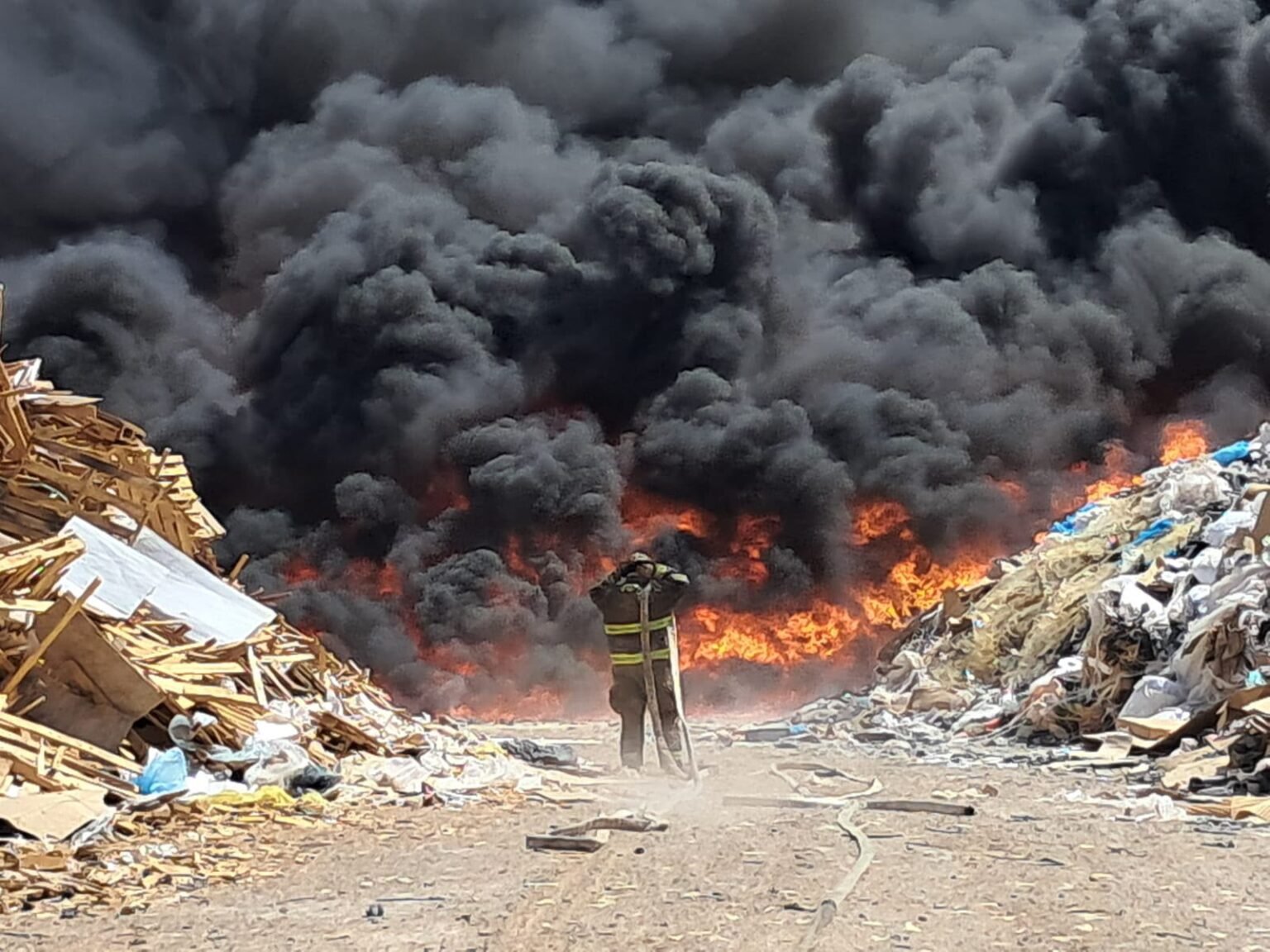 Calidad del aire se deteriora por incendio en recicladora; el viento