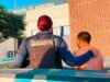 Policías resguardan a persona originaria de Guatemala víctima de secuestro