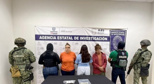 Arrestan a tres personas en posesión de cocaína durante un cateo