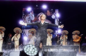 Rinde David Bisbal homenaje al clásico “Amor eterno”, de Juan Gabriel, en Auditorio Nacional