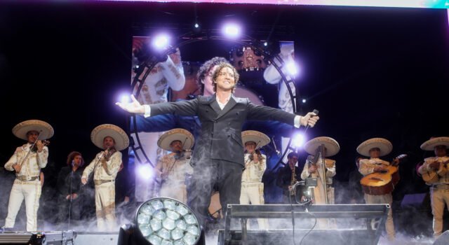 Rinde David Bisbal homenaje al clásico “Amor eterno”, de Juan Gabriel, en Auditorio Nacional
