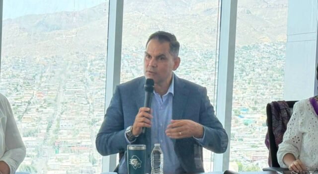 Presenta Gilberto Loya Modelo Centinela a integrantes de la Asociación Mexicana de Mujeres