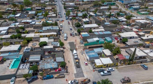 Bachea JMAS calle Mayas tras hundimiento registrado en la colonia Aztecas.