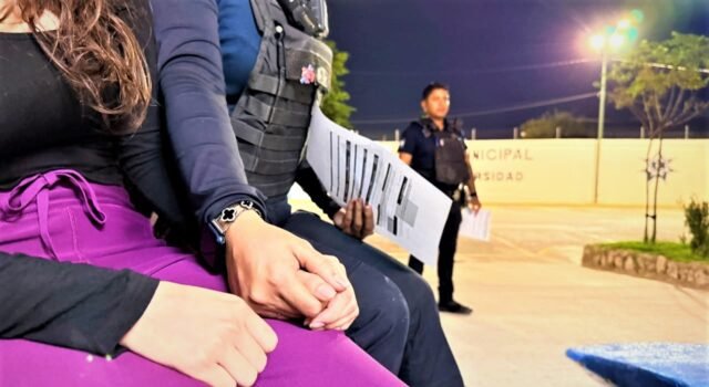 Rescatan Policías Municipales a mujer que intentaba lanzarse de puente