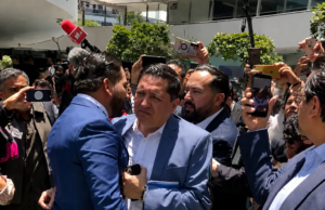 Empujones y gritos: Arturo Ávila y Carlos Gutiérrez protagonizan tenso enfrentamiento en el Senado.