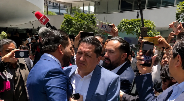 Empujones y gritos: Arturo Ávila y Carlos Gutiérrez protagonizan tenso enfrentamiento en el Senado.