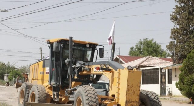 Atiende Obras Públicas con rastreo de calles en distintas colonias
