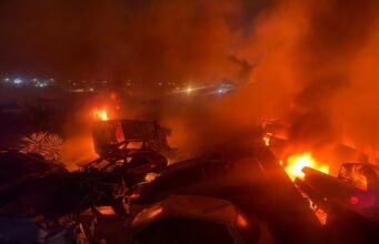 Incendio consume alrededor de 80 vehículos en yonke