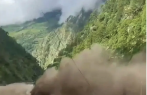Una avalancha registrada en la zona fronteriza entre Nepal y Tíbet deja más de 380 personas fallecidas y cientos permanecen desaparecidas.