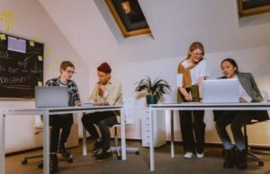 La Generación Z comienza a invertir en la bolsa a una edad más temprana que los millennials.