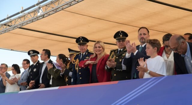 Maru Campos encabeza desfile por el 216 Aniversario de la Independencia de México