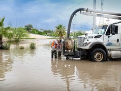 Trabaja JMAS en desagüe de Avenida de las Torres tras intensas lluvias
