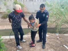 Rescatan agentes de la SSPM a adulta mayor que cayó al canal