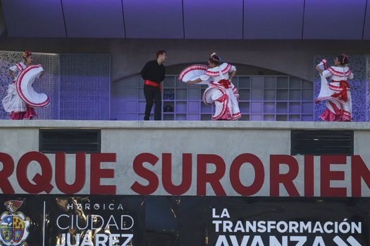 Disfrutan familias del suroriente el espectáculo “Juárez, Folklor y Tradición”