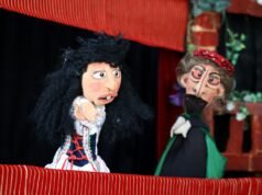 Disfrutan familias del Suroriente la función de títeres “Romeo y su Julieta”