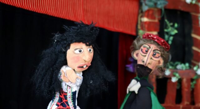 Disfrutan familias del Suroriente la función de títeres “Romeo y su Julieta”