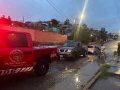 Rescatan dos vehículos varados en arroyo esta mañana