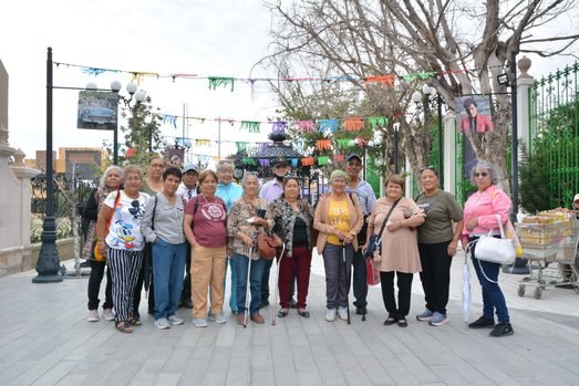Disfrutan adultos mayores del Mezquital recorrido por el Museo Juan Gabriel
