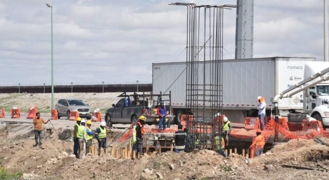 Mantiene Obras Públicas la construcción del puente en el boulevard Juan Pablo II